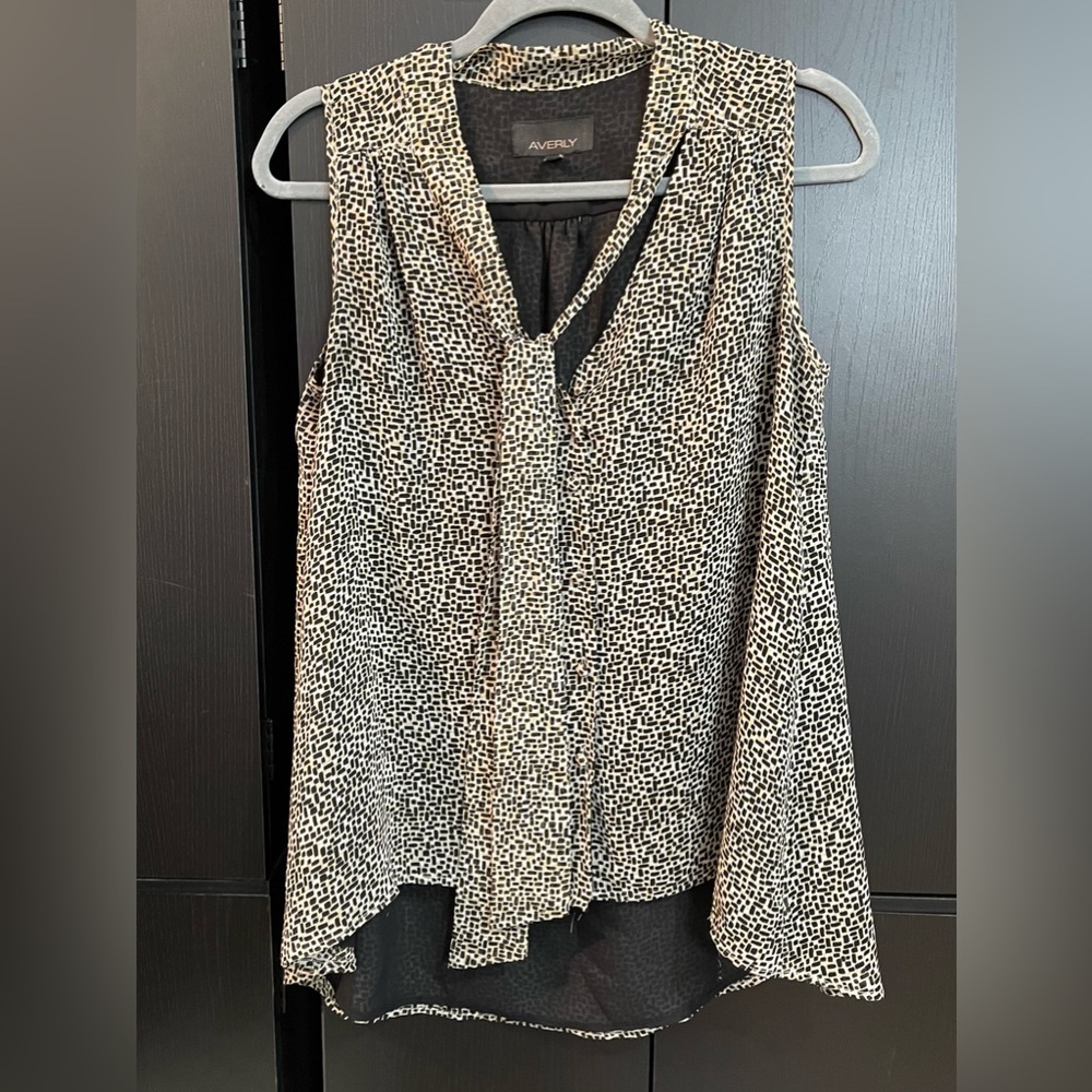 AVERLY TIE NECK GEOMETRIC PRINT SLEEVELESS BLOUSE